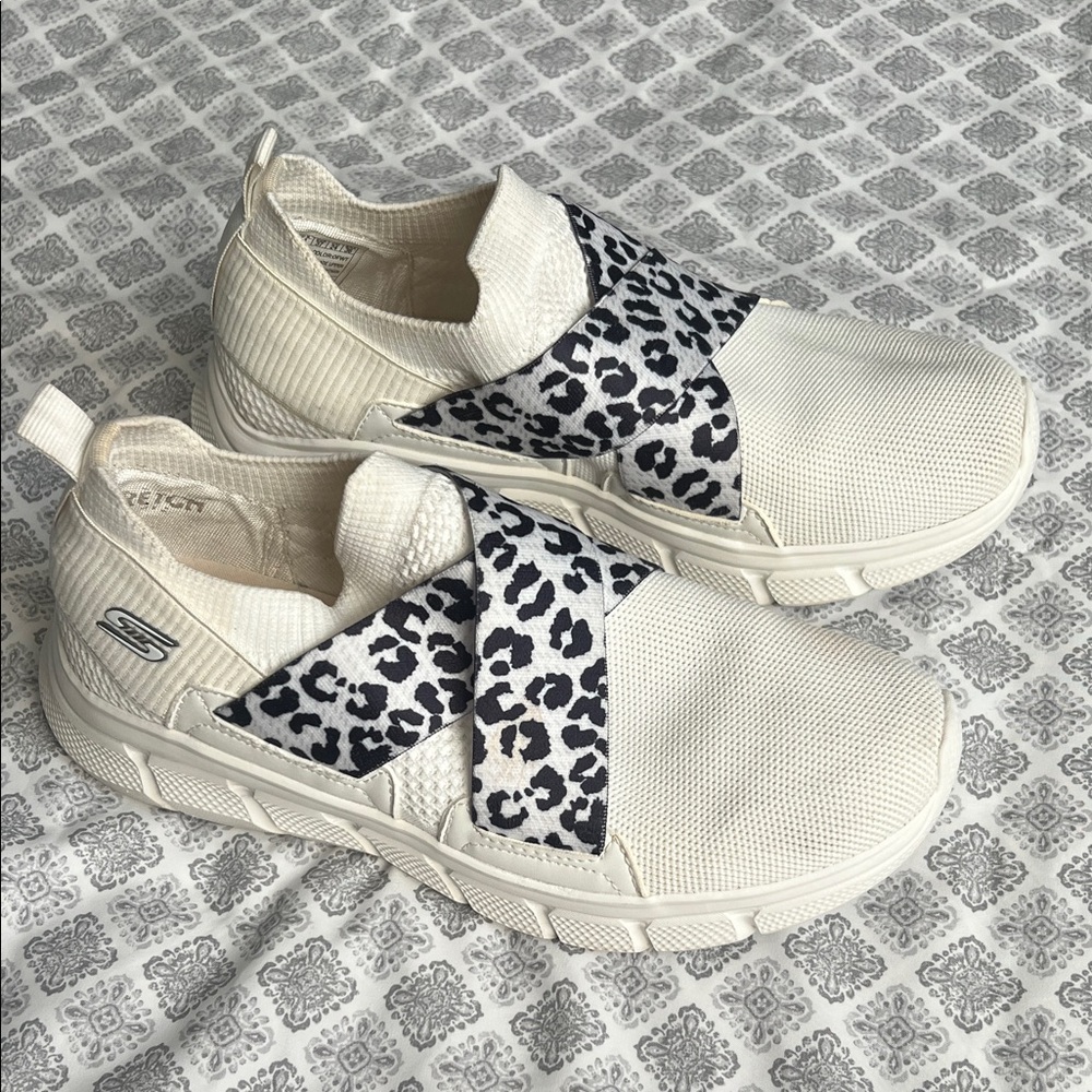 Skechers' White and Black Slip-On Sneakers size 7